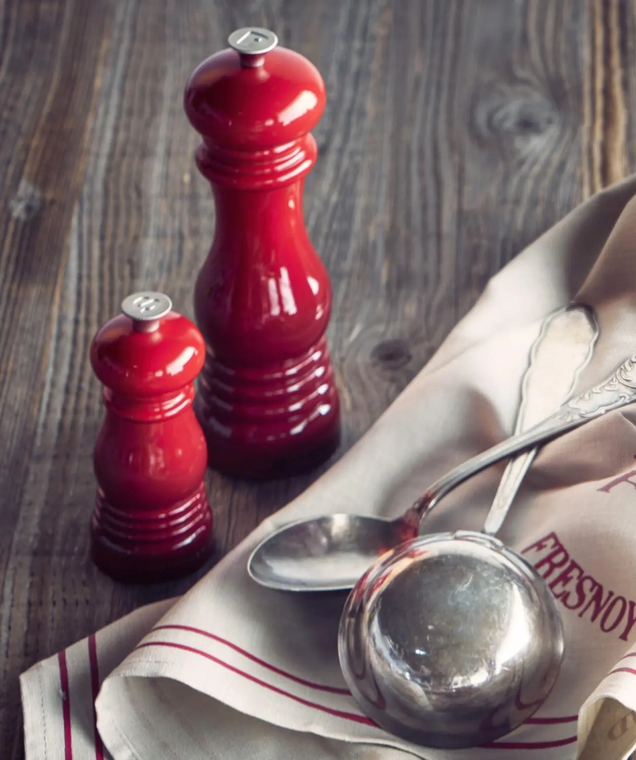 Le Creuset Salzmühle In Kirschrot – Bild 2